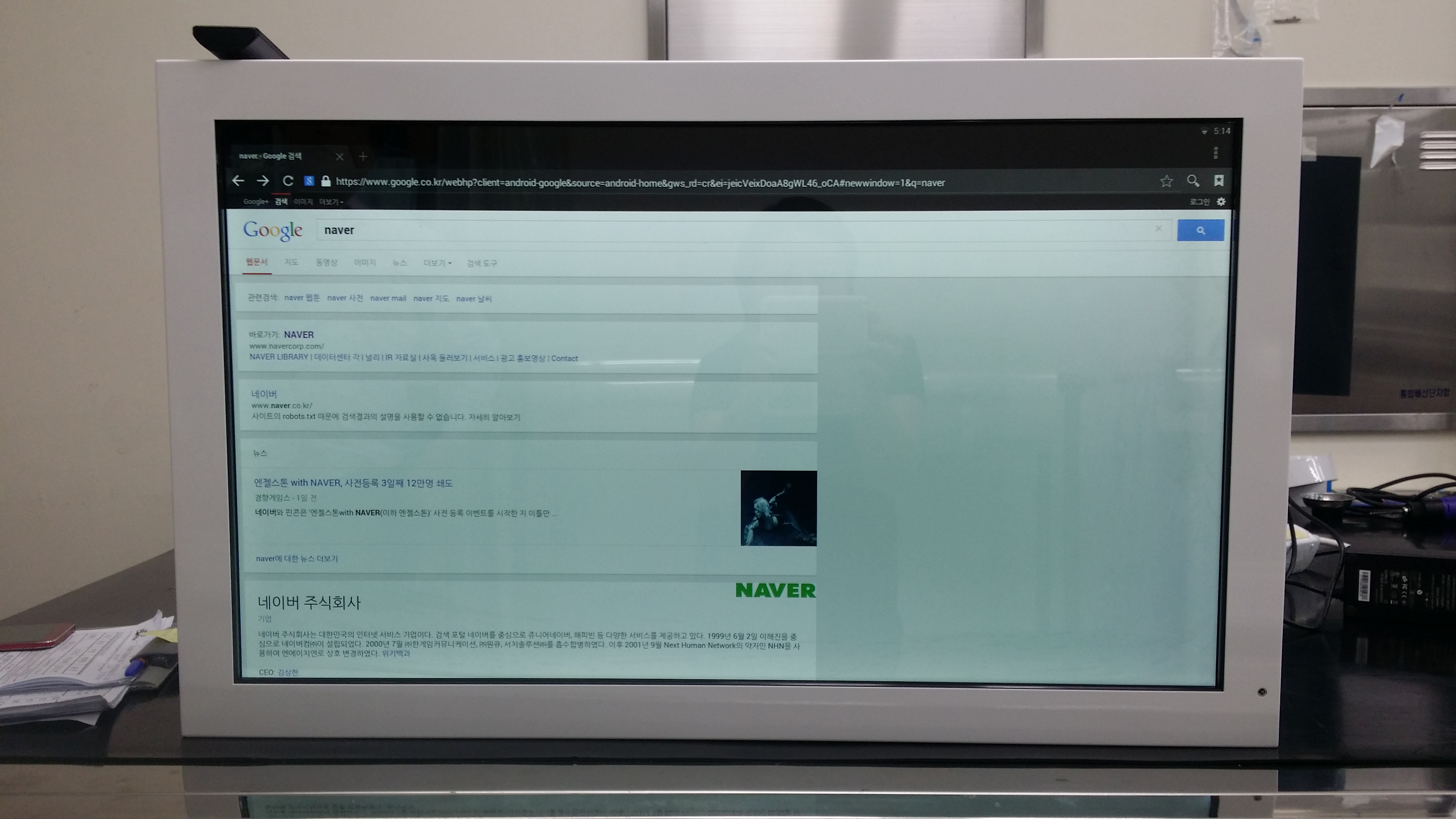 CDS Introduces Super Slim 32” Transparent Showcase
