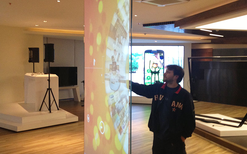 High Performing Touch Displays with 100 Points